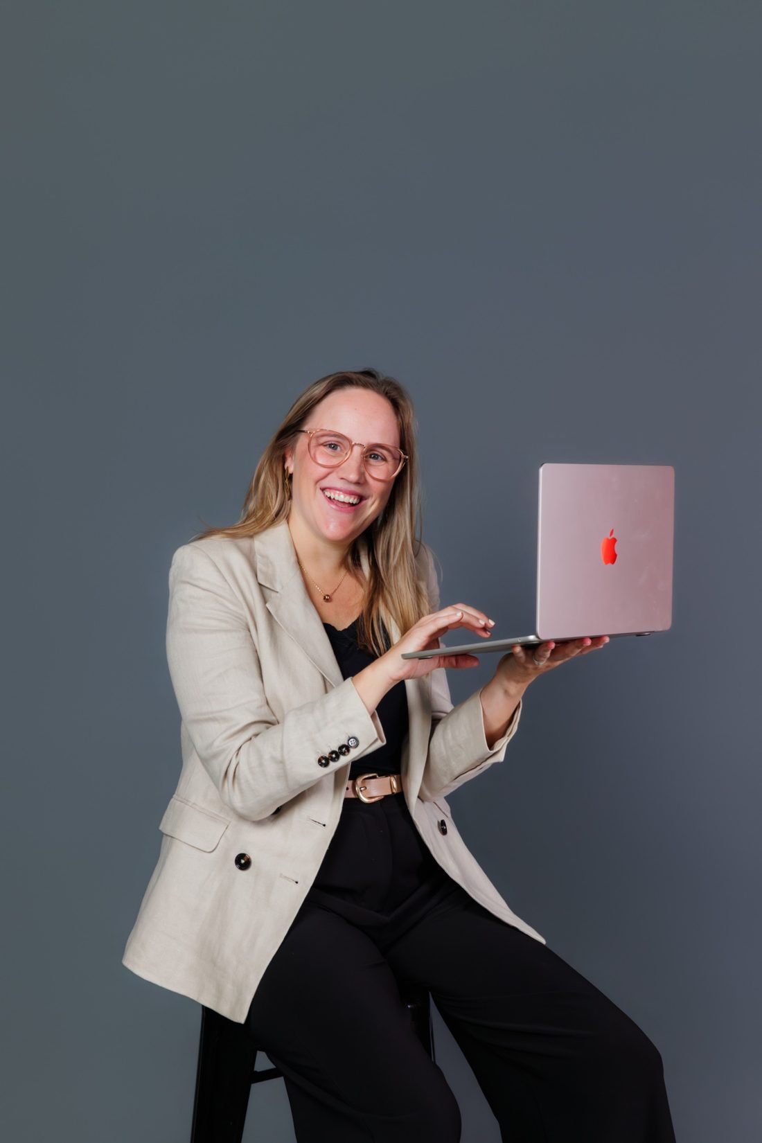 Lucia smiling with her laptop